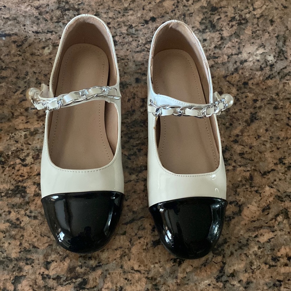 Beautiful girls Mary Jane size 4.5 brand new